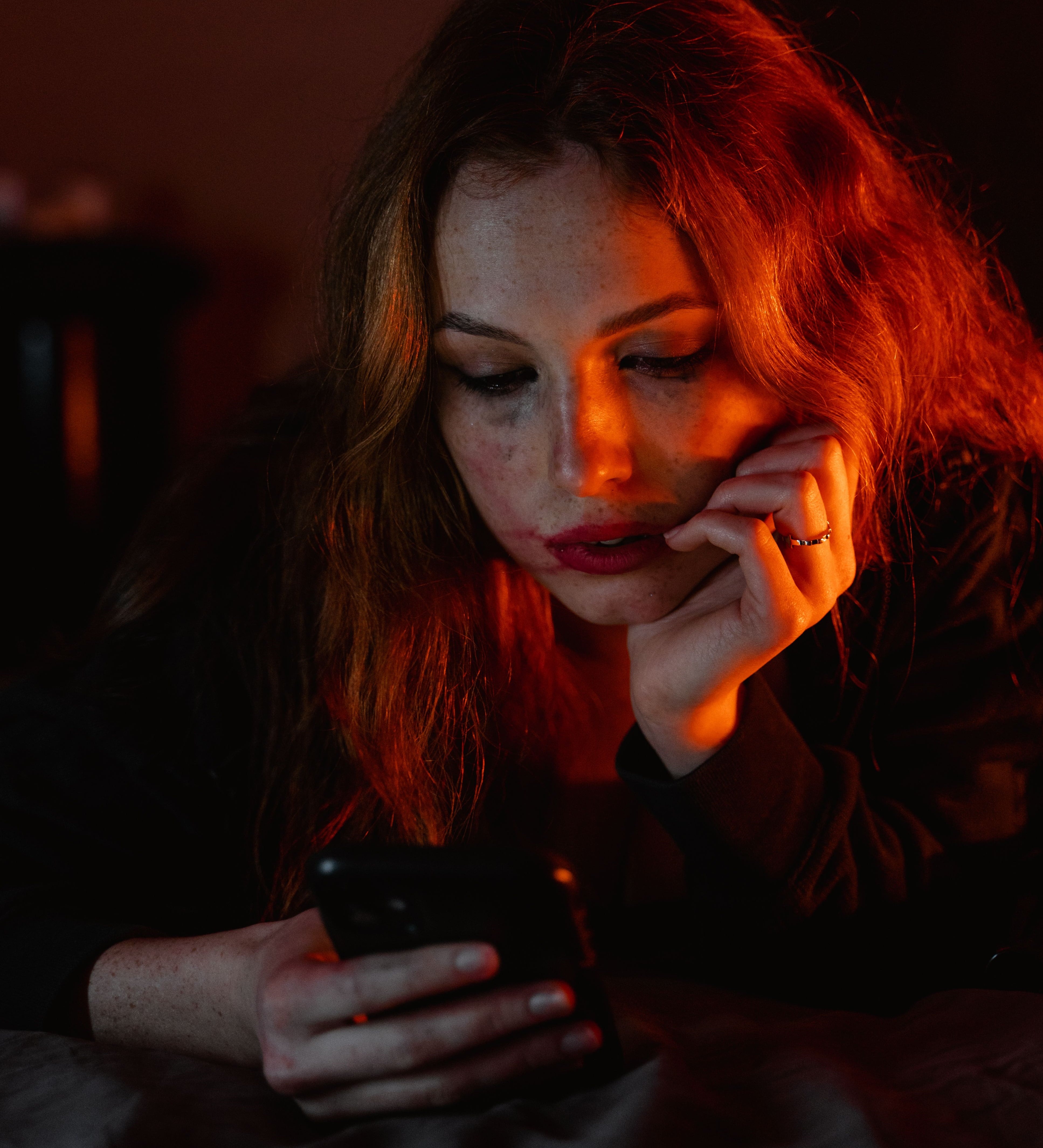 Las notificaciones constantes pueden afectar la atención, la concentración y la capacidad para responder mensajes. Foto: Pexels