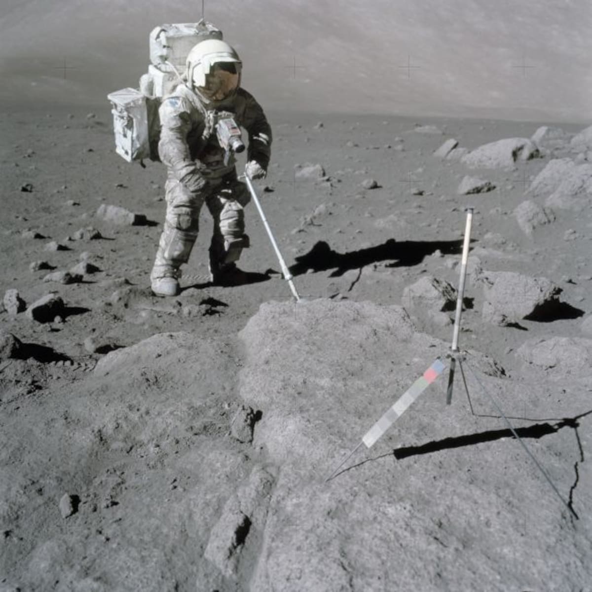 El piloto del módulo lunar del Apolo 17, Harrison Schmitt, utiliza una pala para recoger muestras en la Luna. Foto: NASA.