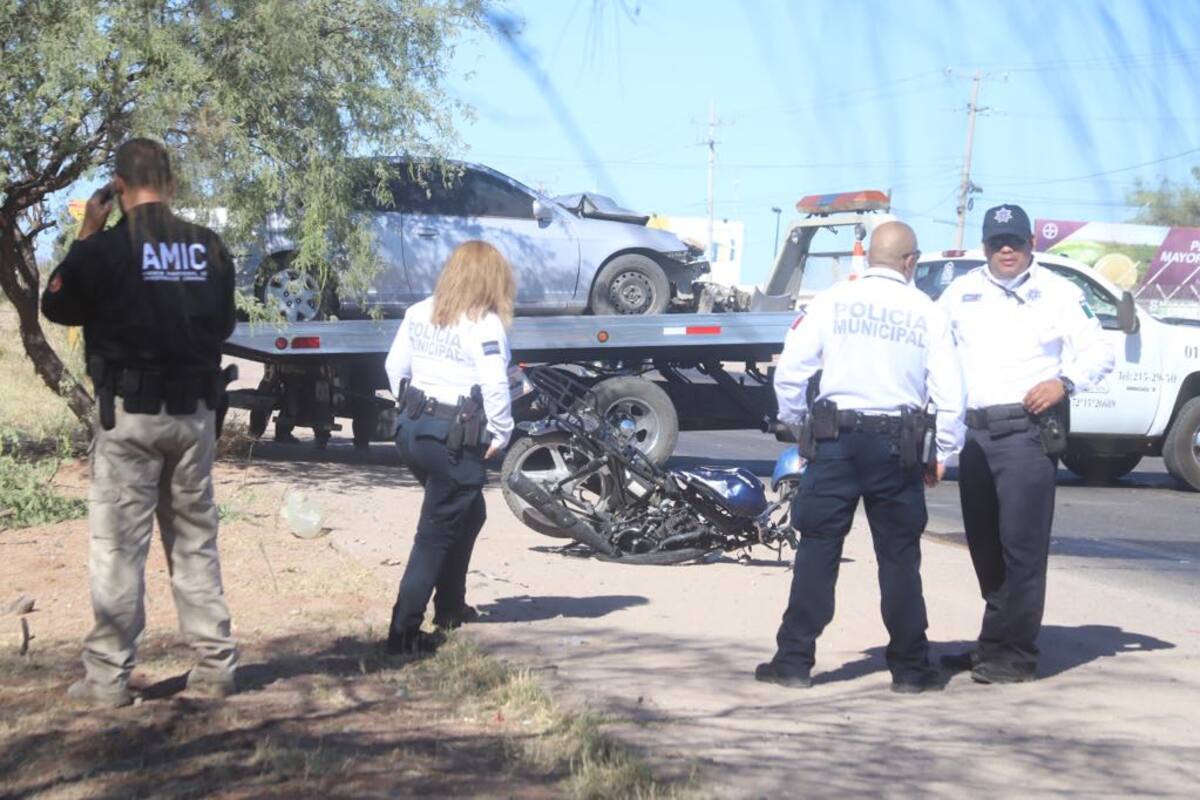 Mueren dos en choque entre moto y sedán en salida a Kino