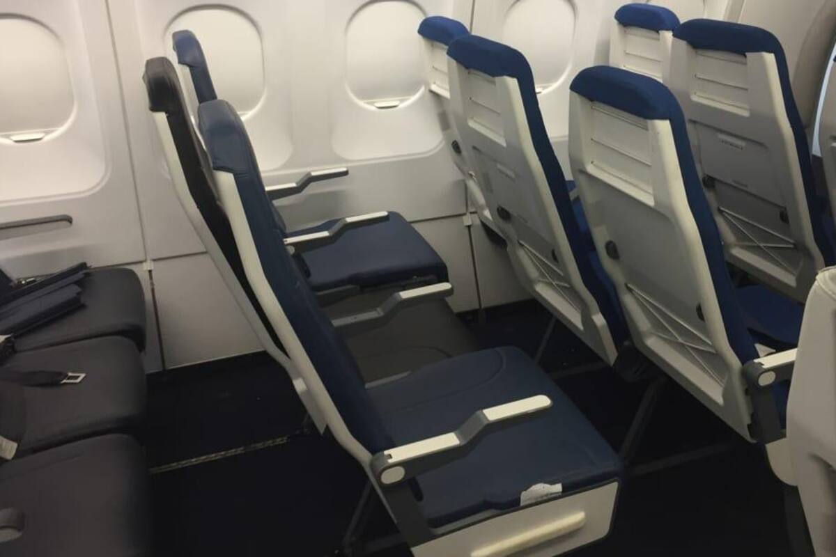Nadie quiere el asiento medio en aviones, pero ya empresa crea solución