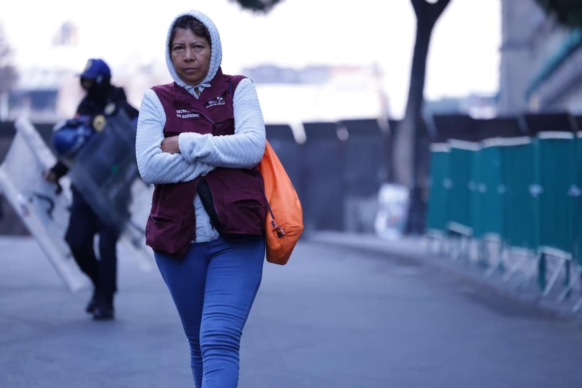 EUM20251112SOC05.JPG
CIUDAD DE MÉXICO, Weather/Clima/CDMX.- Miércoles 12 de noviembre del 2025. Bajas temperaturas se registraron en la Ciudad de México y sus ciudadanos salen cubiertos con charras, guantes, gorros y bufandas para mitigar el frío. Foto: Agencia EL UNIVERSAL/Fernanda Rojas /RDB.