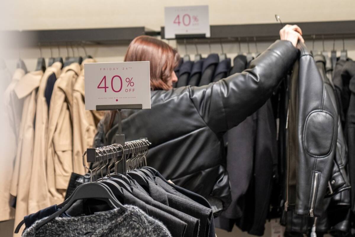 Fotografía de archivo de una clienta que observa una chaqueta en una tienda en Nueva York (Estados Unidos). | Crédito: EFE/Ángel Colmenares