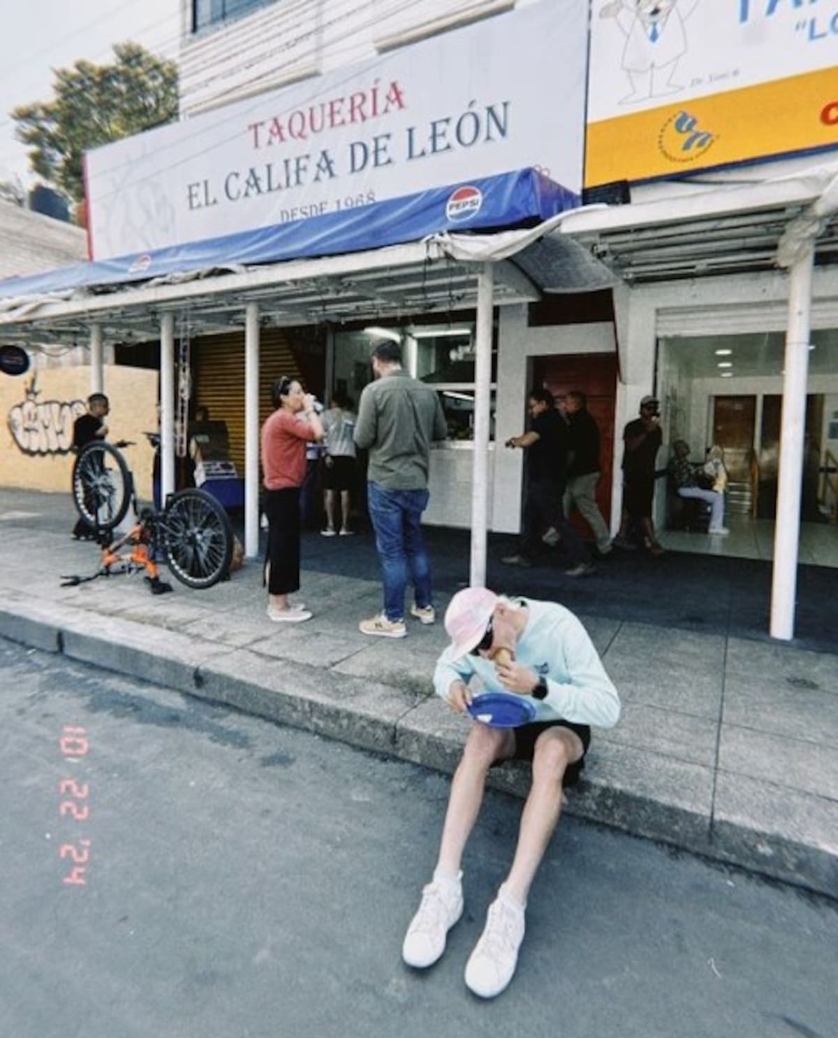 Valtteri Bottas comiendo tacos afuera de la taquería El Califa de León.