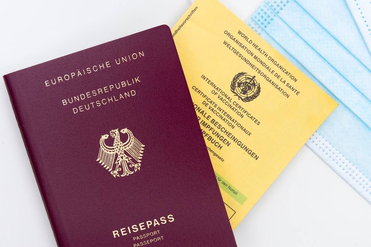 Unión Europea apuesta por "pasaportes Covid" para reactivar los viajes de verano