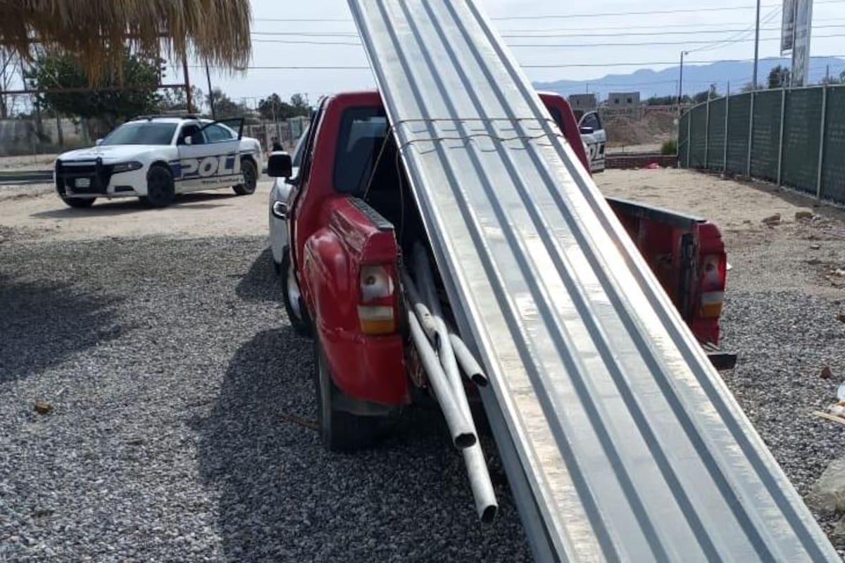 Arrestan a adulto por robo de tejas de lámina