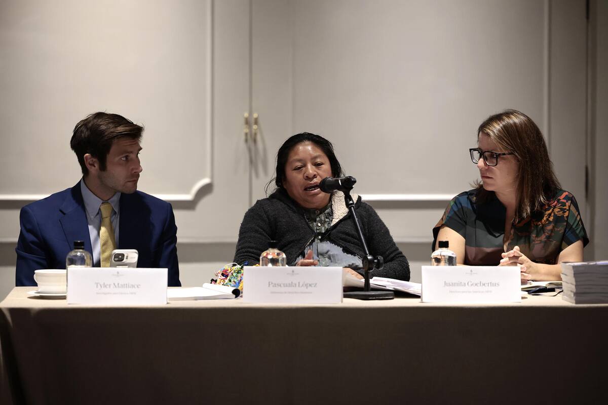MEX3365. CIUDAD DE MÉXICO (MÉXICO), 19/02/2025.- La directora para las Américas de Human Rights Watch (HRW), Juanita Goebertus (d), la defensora de derechos humanos, Pascuala López (c), y el investigador para México de HRW, Tyler Mattiace (i), participan en una conferencia de prensa este miércoles, en Ciudad de México (México). La presidenta de México, Claudia Sheinbaum, "heredó un país asolado por casi dos décadas de violencia" con una "impunidad casi total" en la que más de nueve de cada 10 homicidios no se castigan, según denunció este miércoles Human Rights Watch (HRW) en un reporte. EFE/José Méndez
