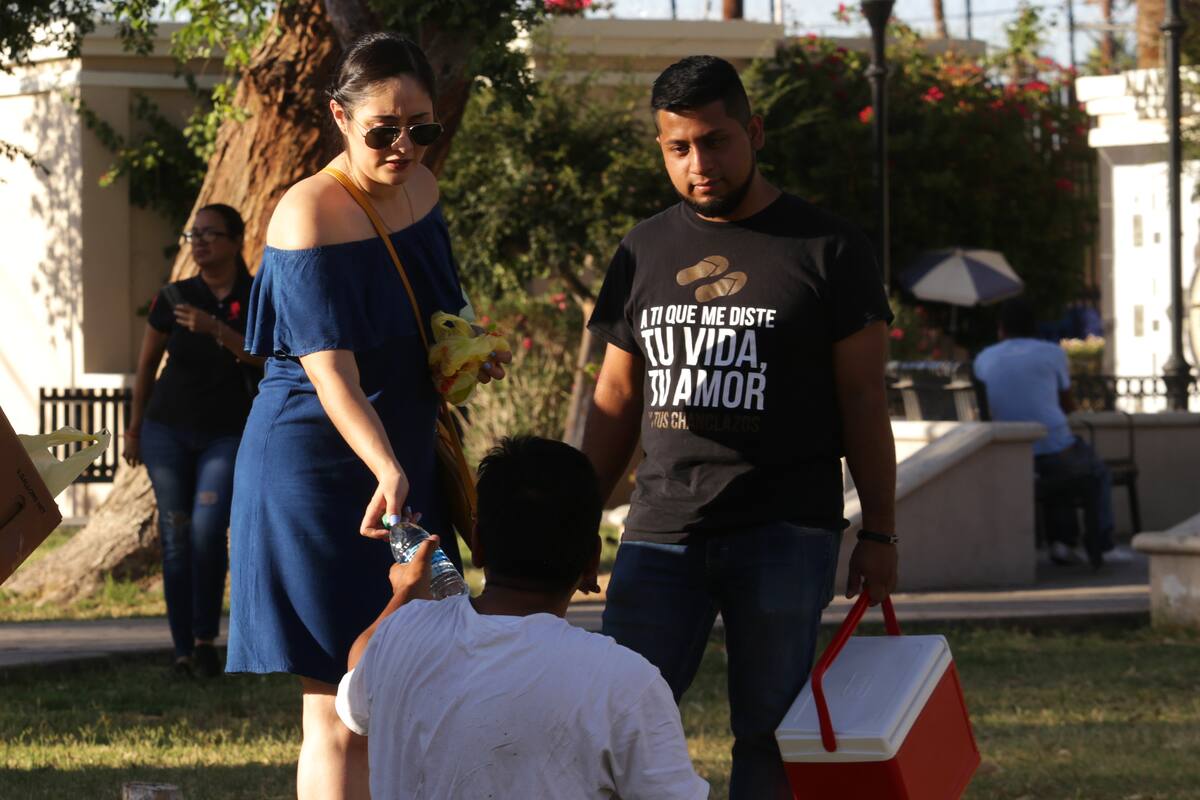 Entregan ayuda a personas migrantes en el parque Niños Héroes
