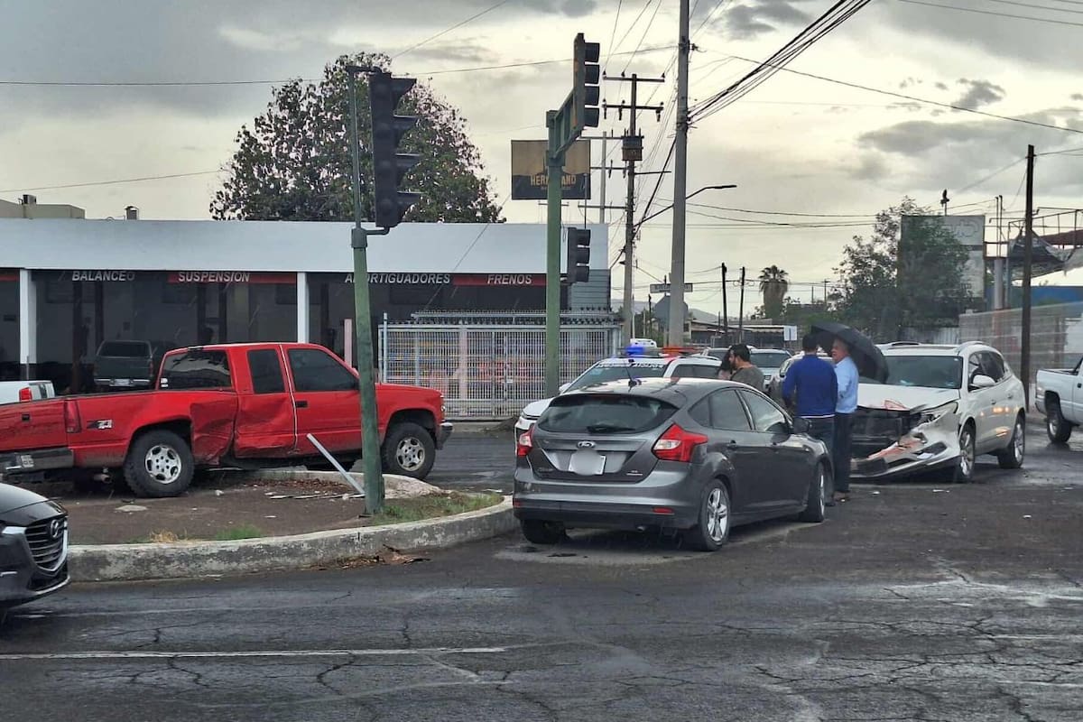 Aparatoso choque entre pick up y camioneta en cruce del bulevar Luis Encinas y la calle José María Yáñez; no se reportan heridos