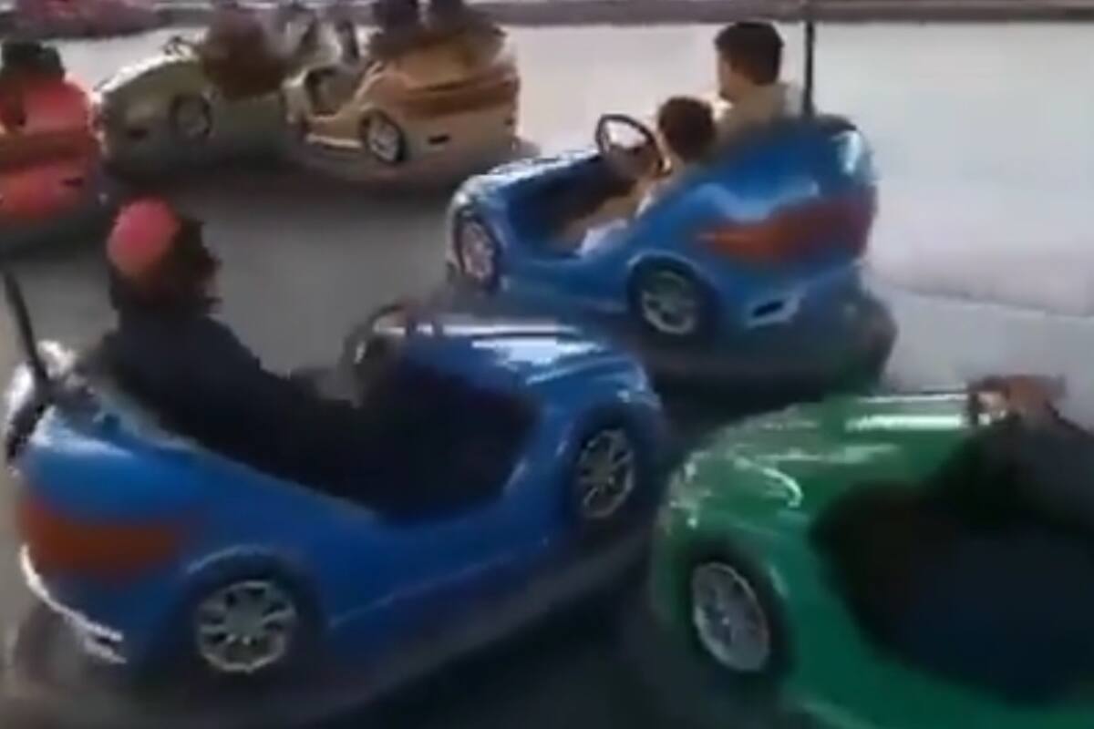 VIDEO: Mientras afganos sufren, talibanes se divierten jugando en carritos chocones