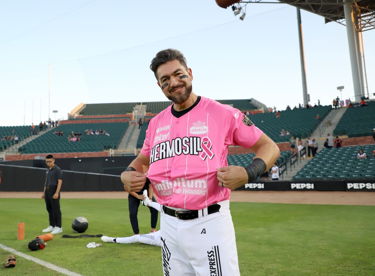 El 'Guti' durante la campaña contra el cáncer de mama. | Foto: Naranjeros de Hermosillo