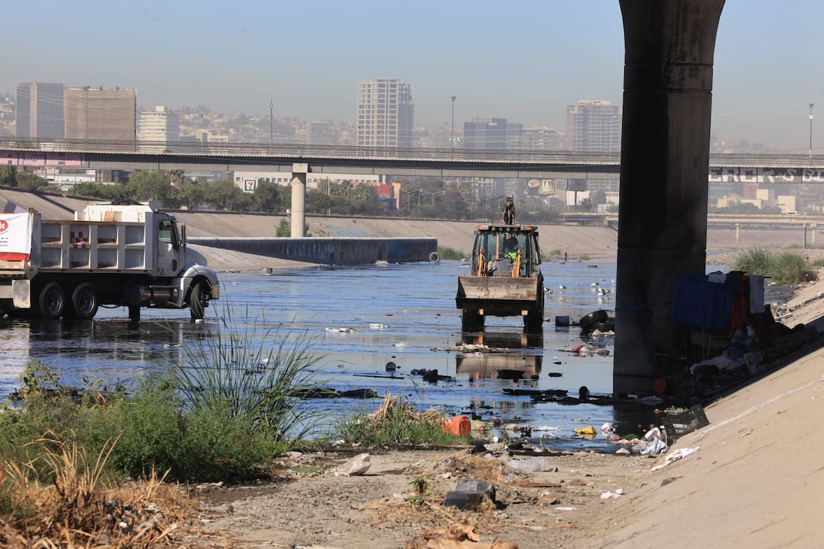 Activistas, empresarios y autoridades participaron en la limpieza de la Canalización del Río Tijuana. Foto. Sergio Ortiz