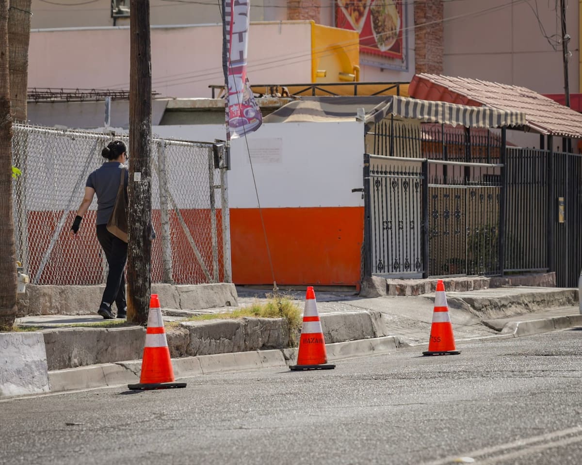 banqueta y la calle son espacios públicos y no pueden reservarse colocando objetos que impidan el paso o el estacionamiento de otras personas l Foto: Javier Gallegos