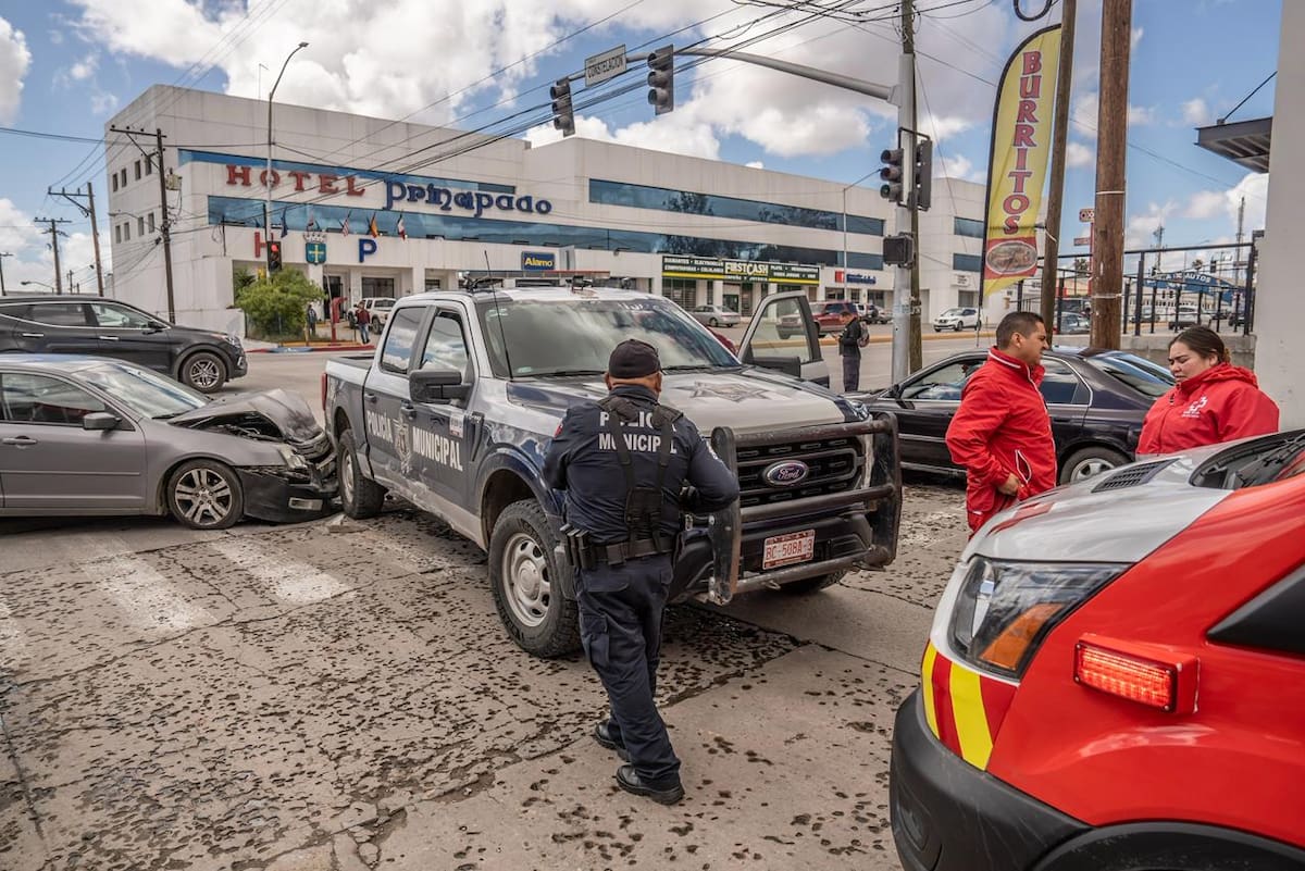 Un automóvil impactó por alcance a una unidad policial; no hubo lesionados. Foto: BorderZoom