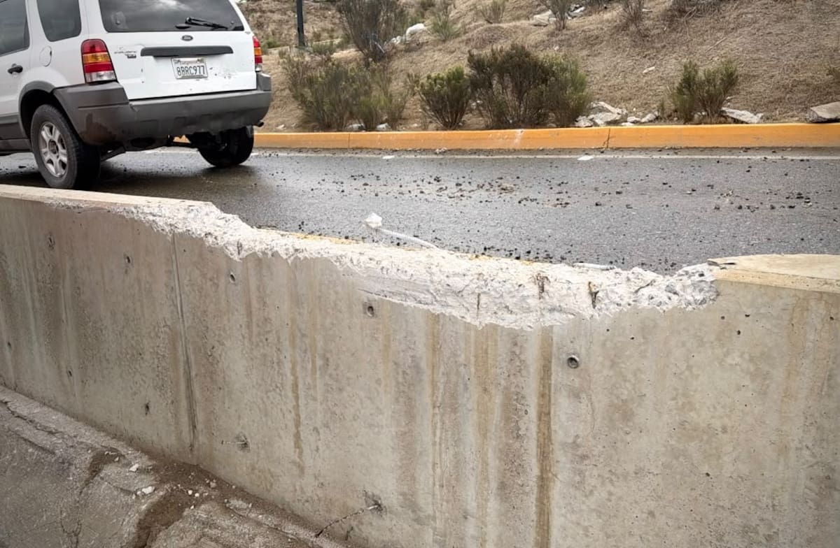Los percances ocurrieron en una jornada en la que se prevén lluvias y fuertes vientos en Baja California por las condiciones meteorológicas asociadas a la tormenta tropical Rachel. Foto: Cortesía / Border Zoom