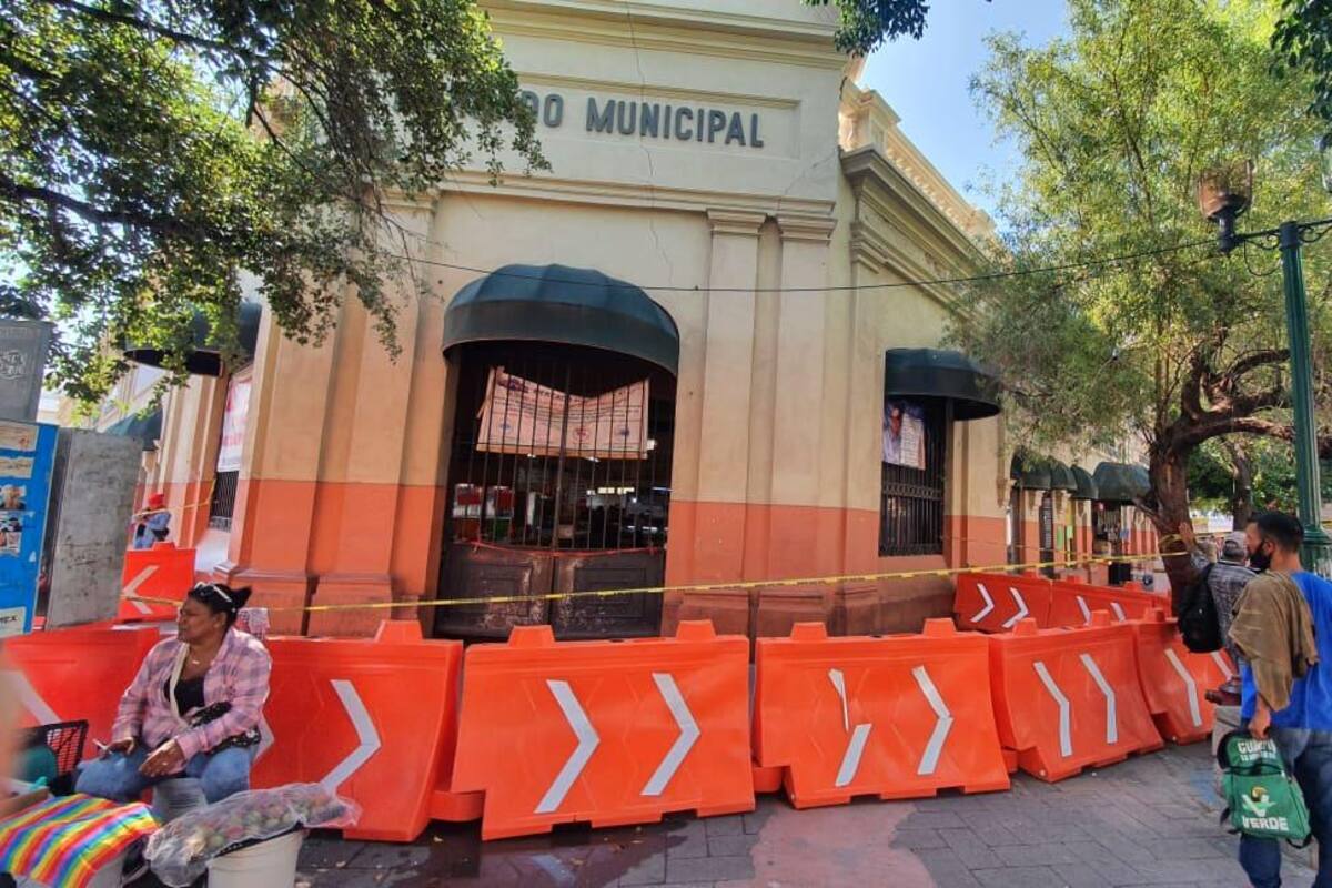 Cierre de puerta del Mercado Municipal de Hermosillo afecta a vendedores y locatarios
