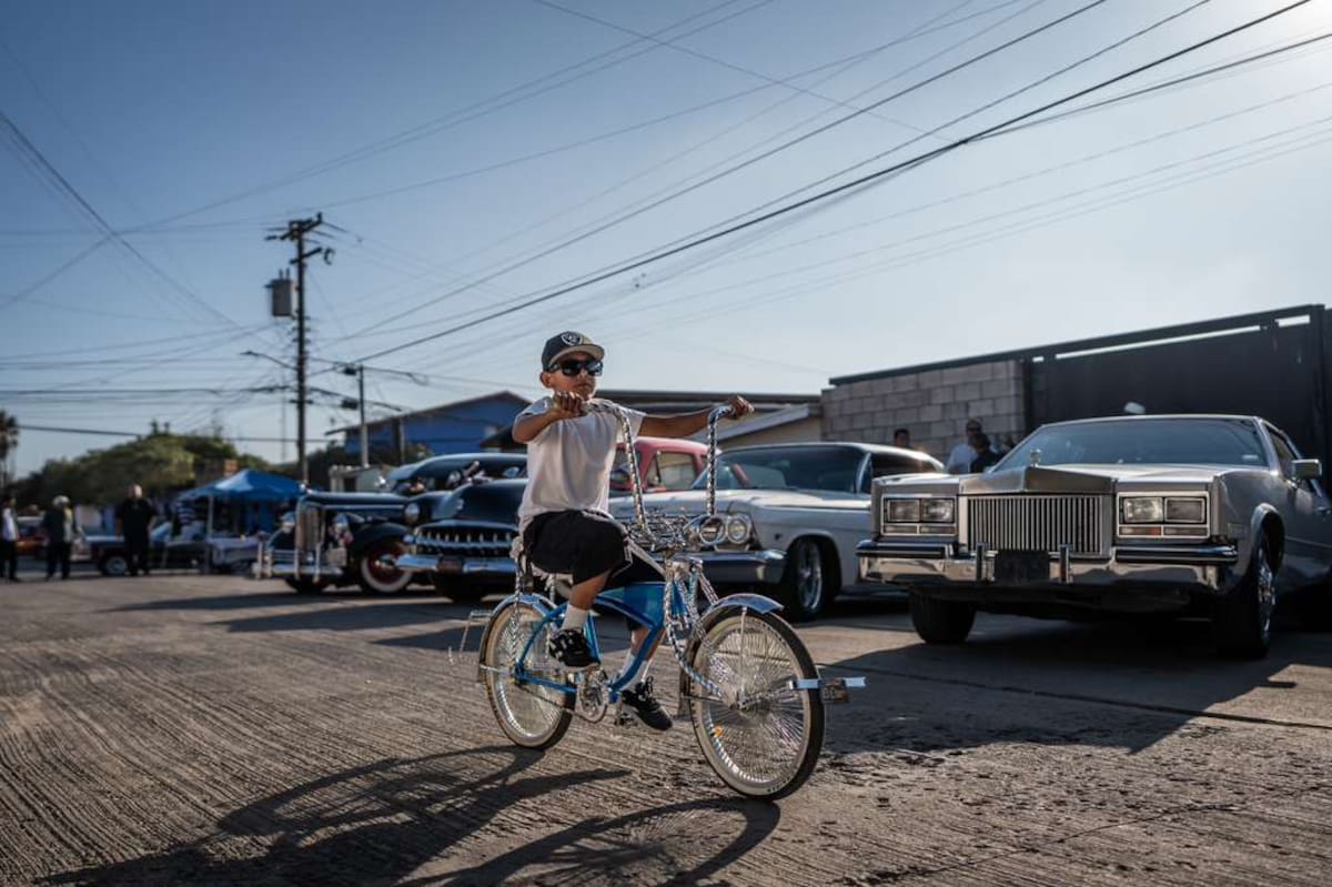 Vecinos y clubes de autos se reunieron para exhibir vehículos y bicicletas personalizadas en un ambiente familiar organizado por East Side Tijuana. Fotos: Border zoom