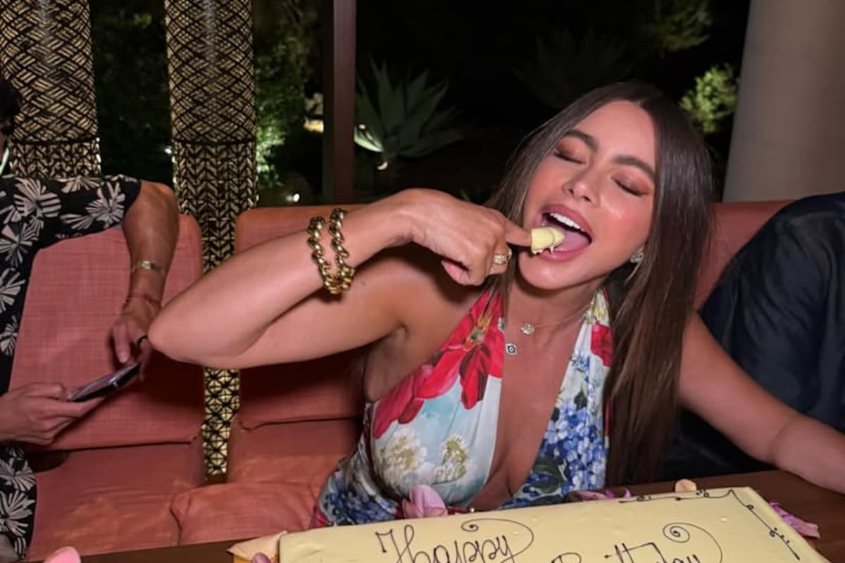 Sofía Vergara celebra su cumpleaños #53 mientras presume su figura en traje de baño