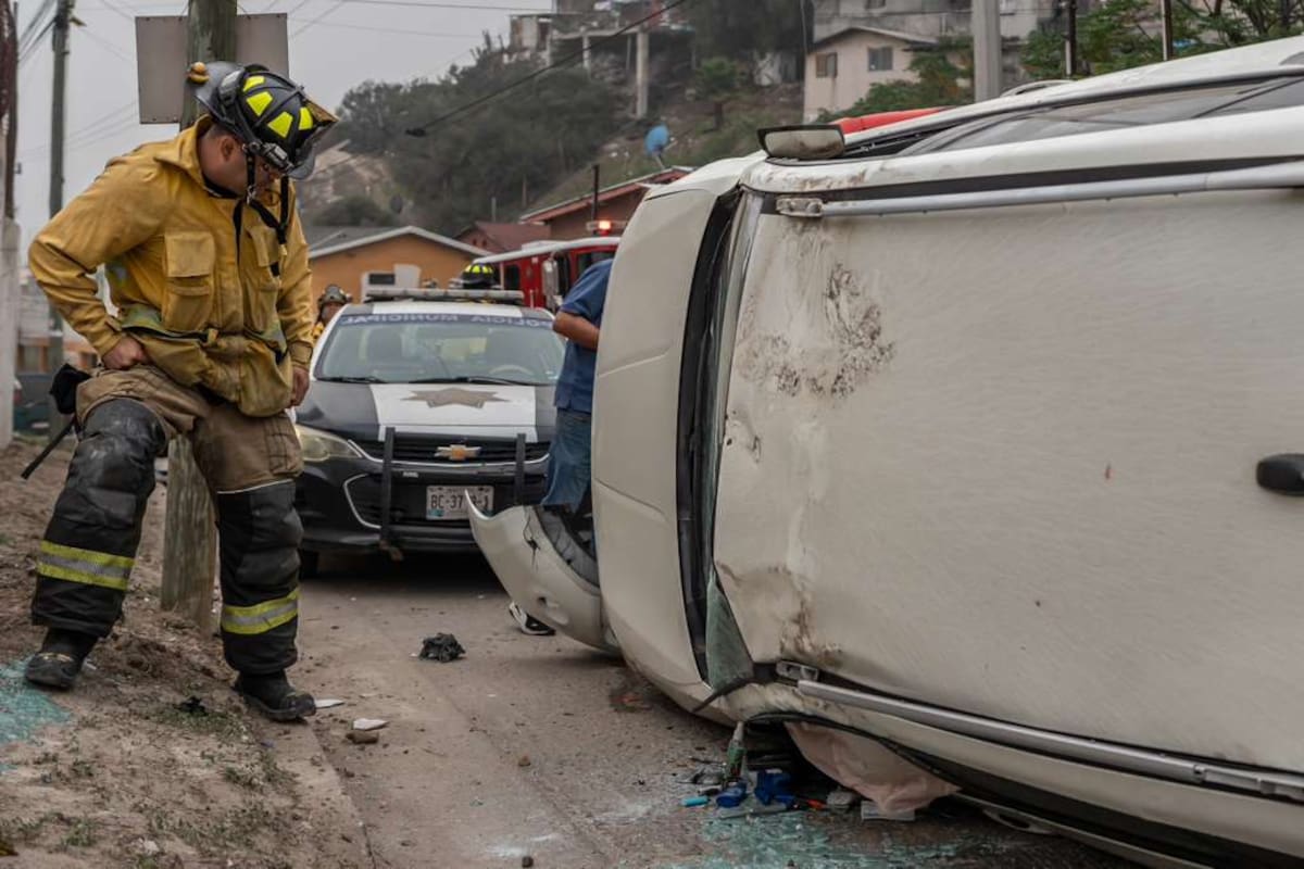 Registran volcadura frente a preescolar en colonia Pinos de Nares