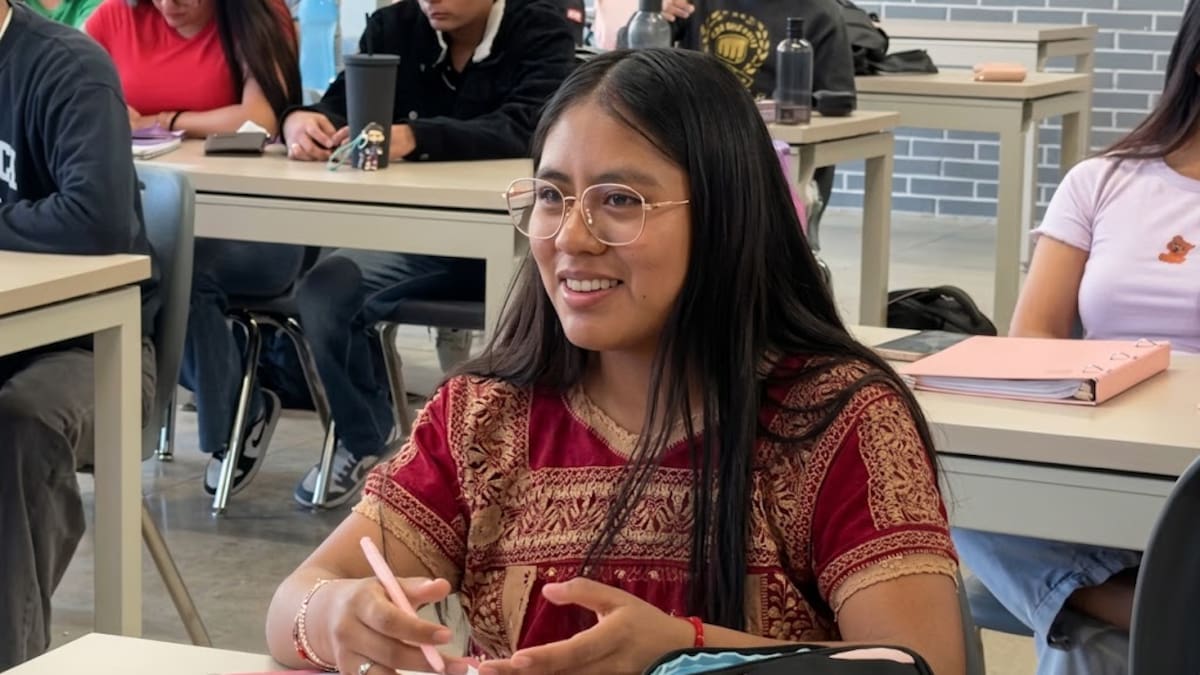 Julia estudia en la UNAM y recorre 4 horas diarias mientras combina su carrera con el apoyo a su familia en el campo