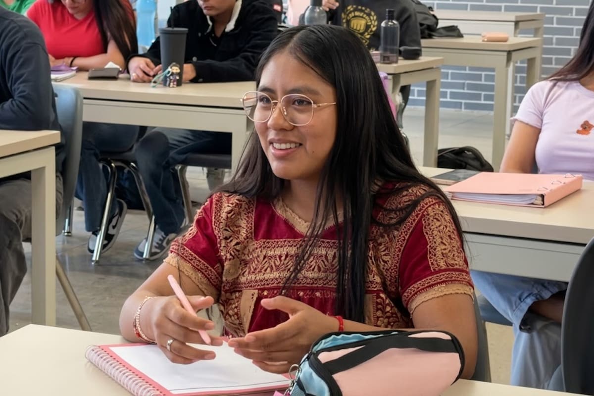 Julia estudia en la UNAM y recorre 4 horas diarias mientras combina su carrera con el apoyo a su familia en el campo