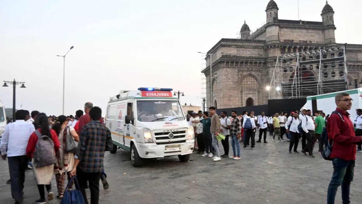 Los pasajeros reciben atención médica después de que un barco volcara frente a la costa de Mumbai, India, el 18 de diciembre. Imtiyaz Shaikh/Anadolu/Getty Images