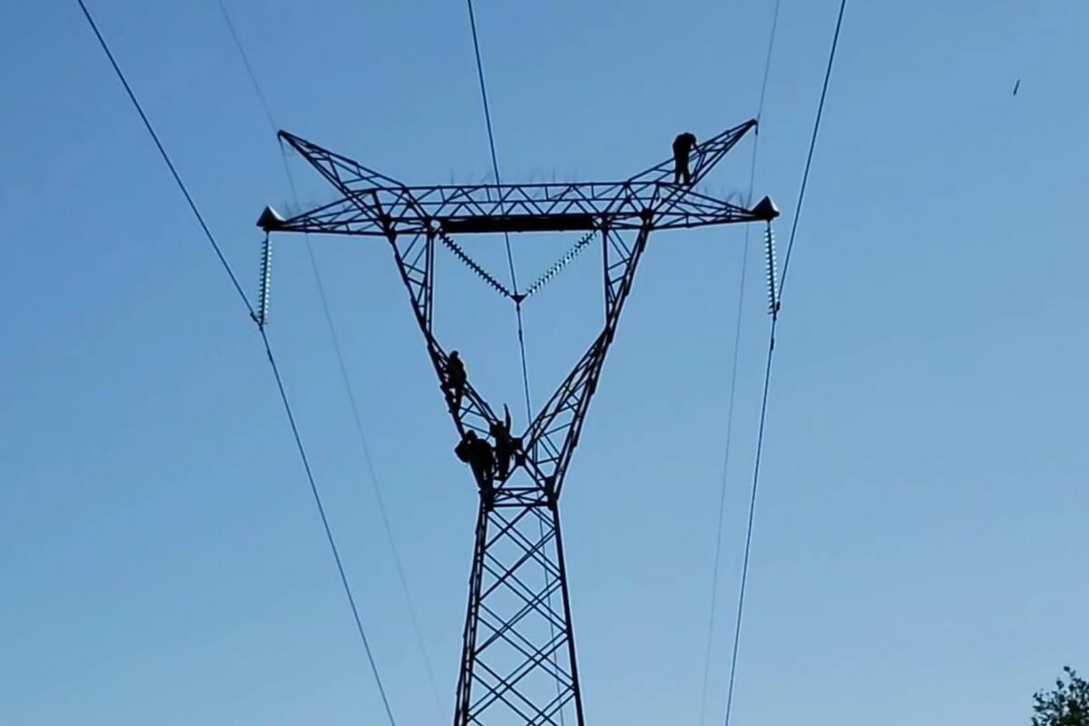 Rescatan a hombre que subió a torre de alta tensión