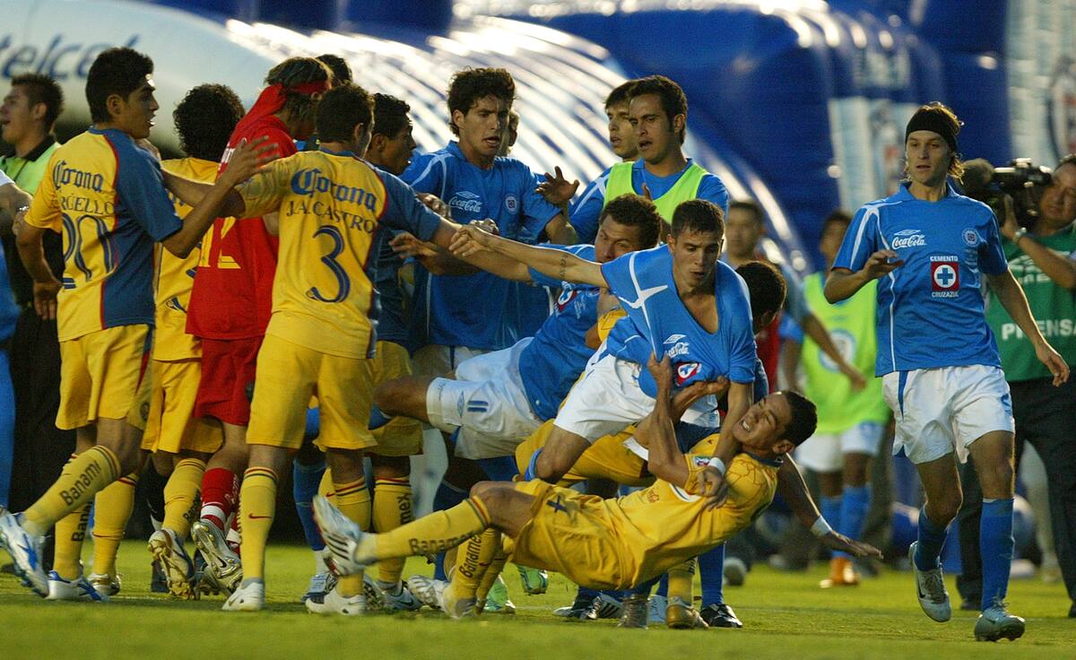 Oscar Rojas del América y Nicolas Vigneri del Cruz Azul se agreden al final del partido de la jornada 10 del torneo Clausura 2008. (Foto: Archivo GH)