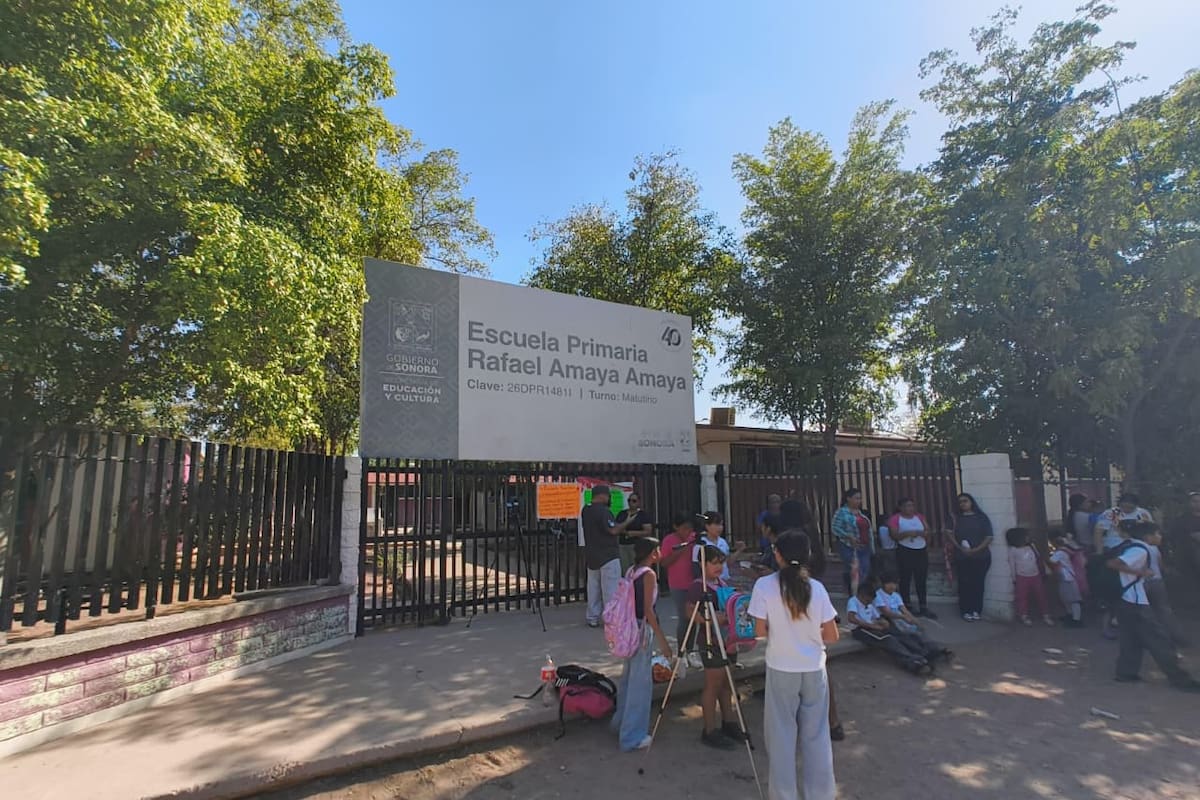 Madres de familia toman primaria en Cajeme; denuncian un año sin baños funcionales