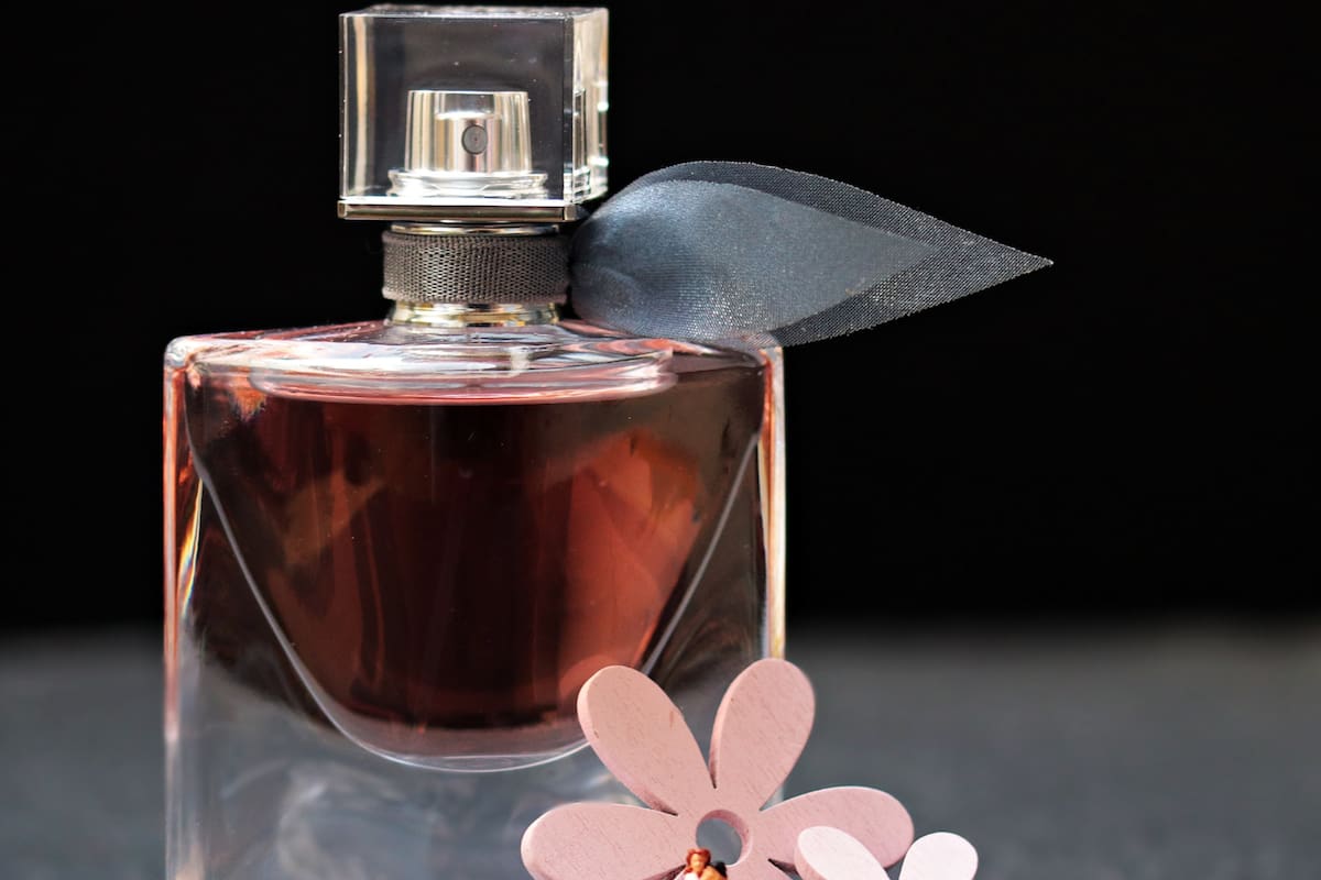 ¿Qué dice de una persona que use el mismo perfume a diario, según la psicología?