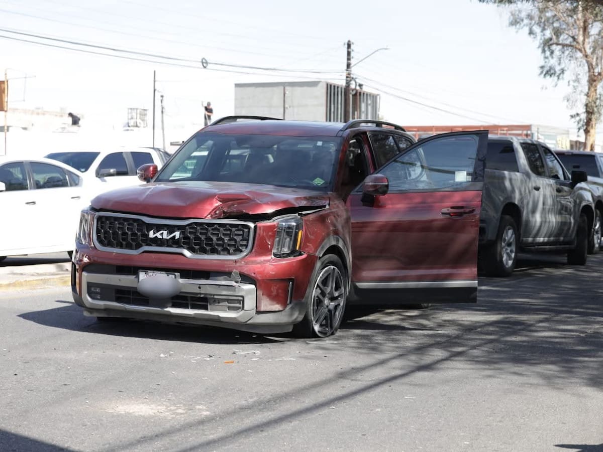 Despues de una persecución, un hombre de 25 años aproximadamente fue detenido frente a la Facultad de Ciencias Huamanas de la UABC por posesión de vehiculo con reporte de robo en Estados Unidos. (Foto: Javier Gallegos).
