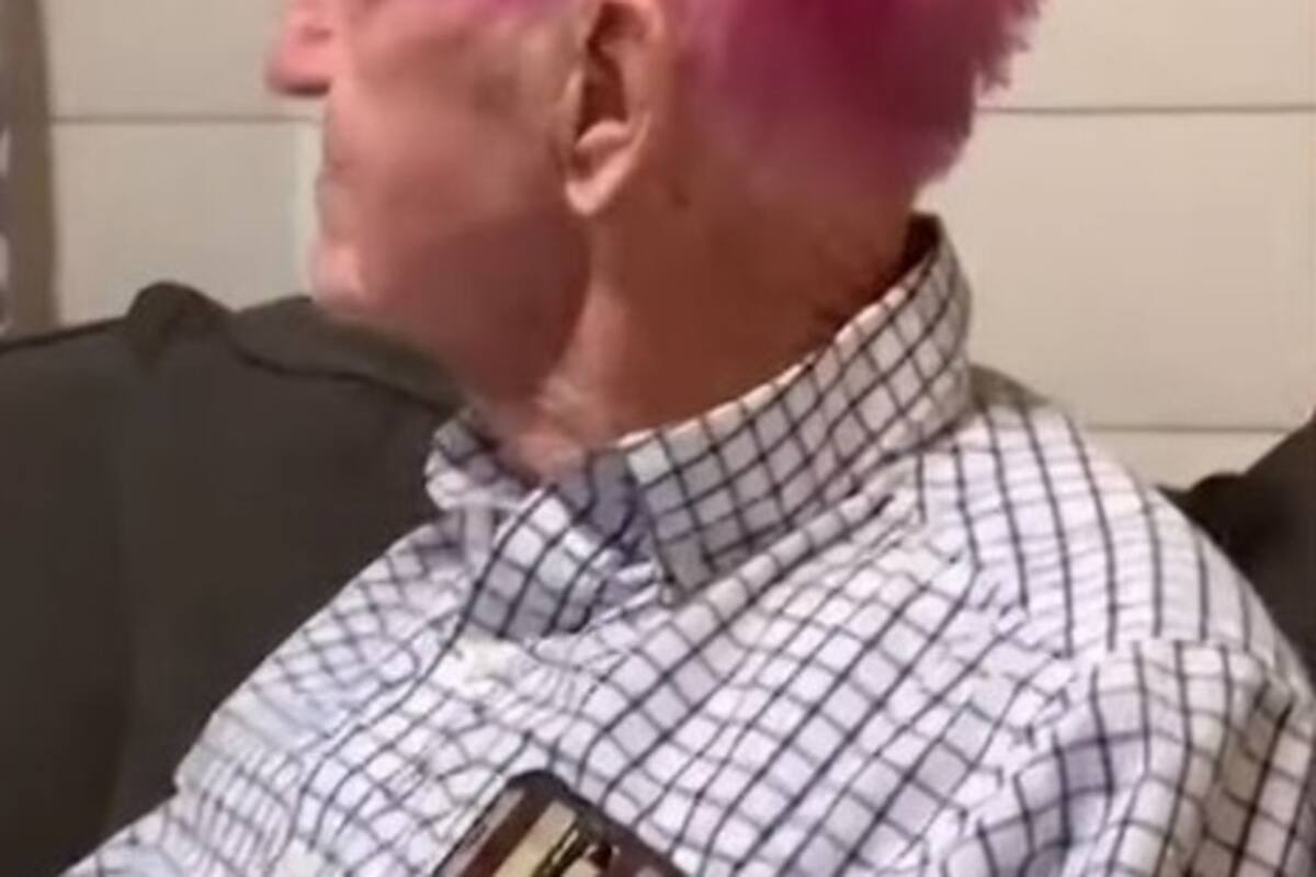 Se tiñe el cabello de rosa por su cumpleaños número 90
