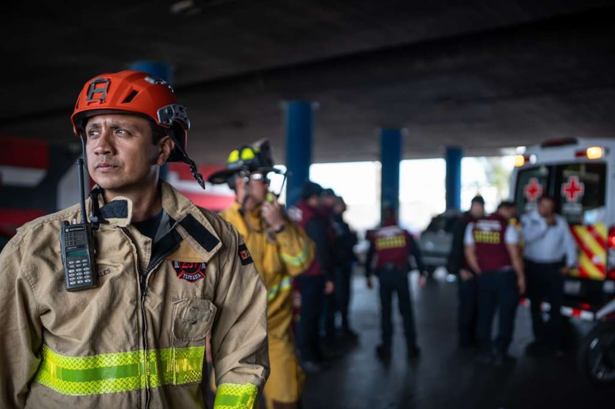 De acuerdo con el reporte el trabajador perdió el control de la unidad y cayó sobre el pavimento. Foto: Border zoom