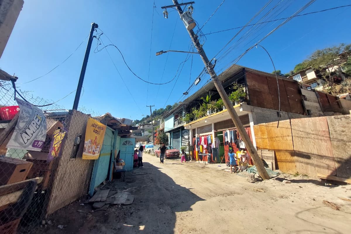 En riesgo familias por poste del alumbrado público que está por caer