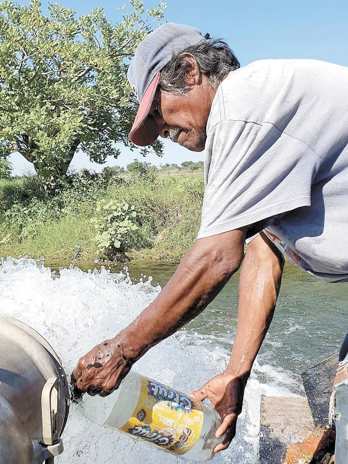 Ante el desabasto de agua en algunas comunidades, ciudadanos se surten en canales de riego.