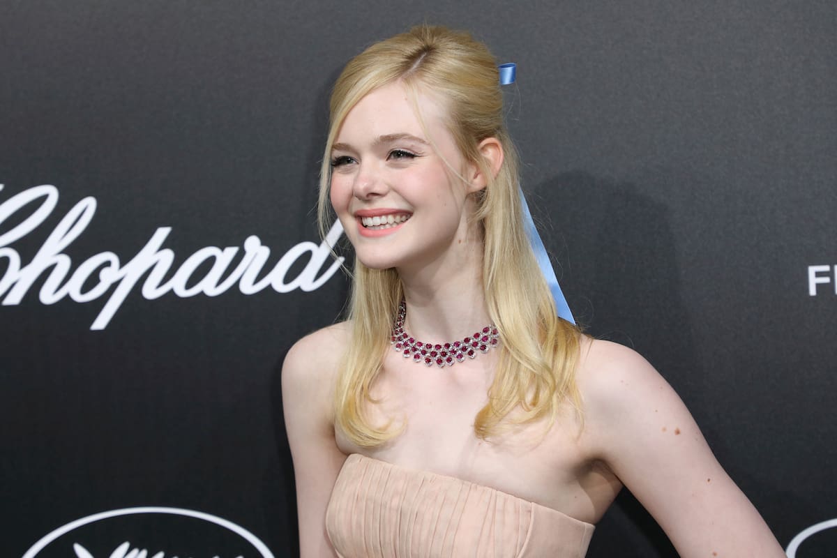 La actriz Elle Fanning posa al llegar al evento de Chopard Trophee en el Festival de Cine de Cannes, el lunes 20 de mayo del 2019 en Cannes, Francia. (Foto por Vianney Le Caer/Invision/AP)