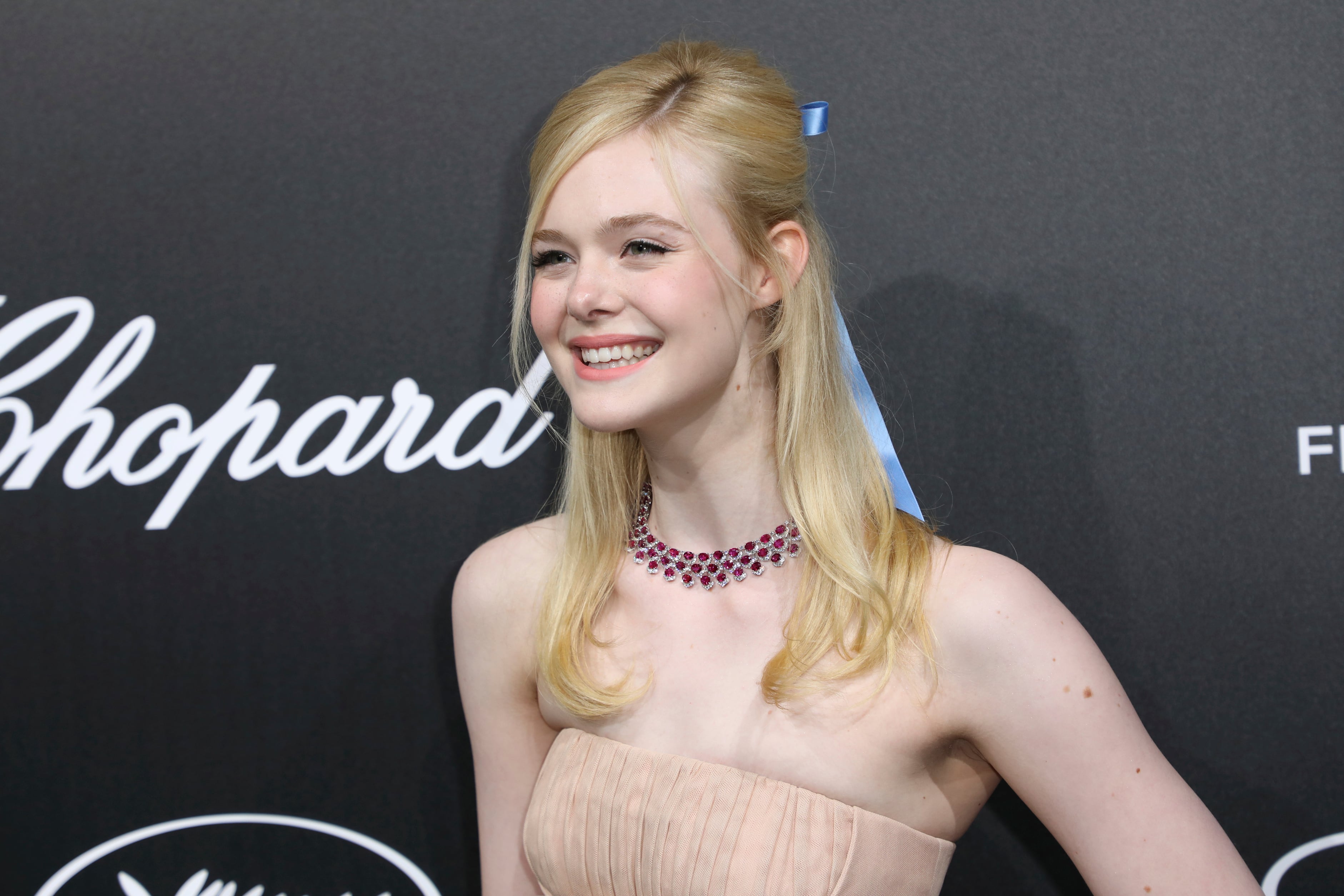 La actriz Elle Fanning posa al llegar al evento de Chopard Trophee en el Festival de Cine de Cannes, el lunes 20 de mayo del 2019 en Cannes, Francia. (Foto por Vianney Le Caer/Invision/AP)