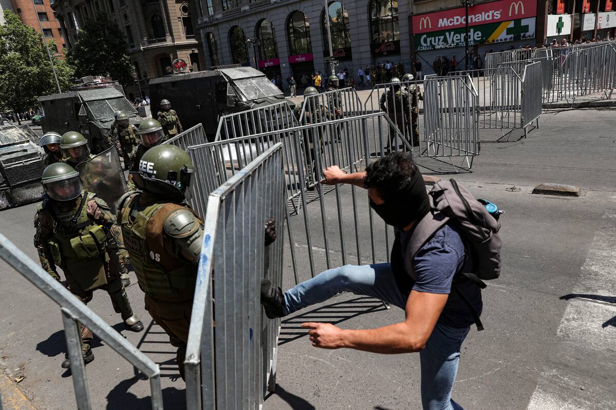 El peso chileno se desploma a mínimos históricos en plena crisis social