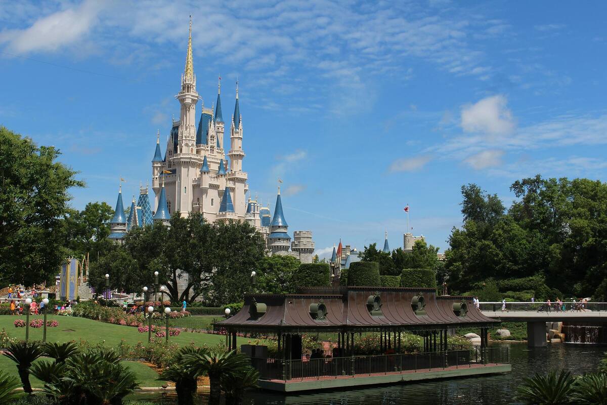 Detienen a visitante de Disney por portar un arma de fuego y decenas de balas