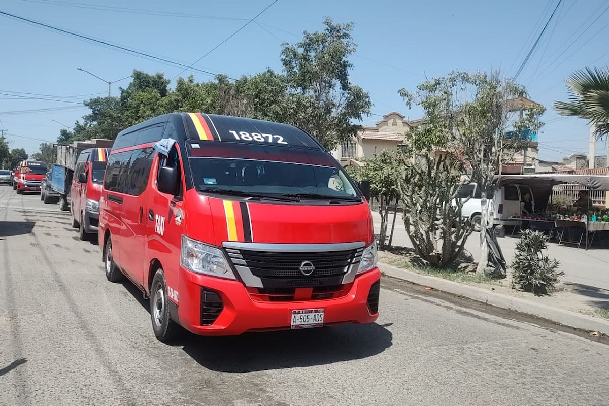 Inician taxis rojo y negros dos rutas en Zona Este