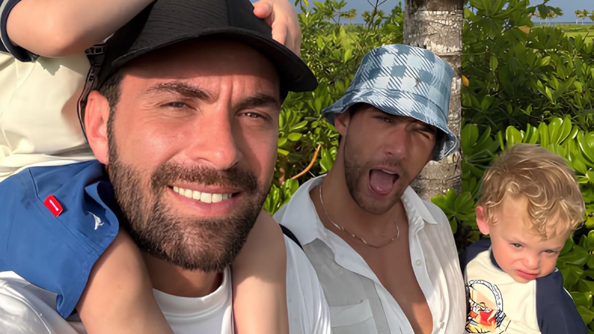 Mauricio Garza celebra su cumpleaños en la playa junto a su novio e hijos trillizos: así fue su escapada en la Riviera Maya