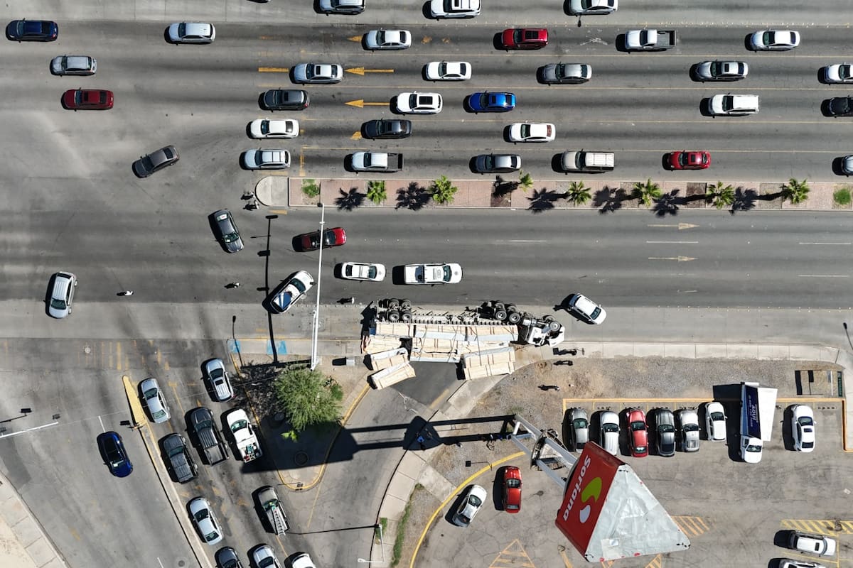 Volcadura de camión genera caos vial en López Mateos