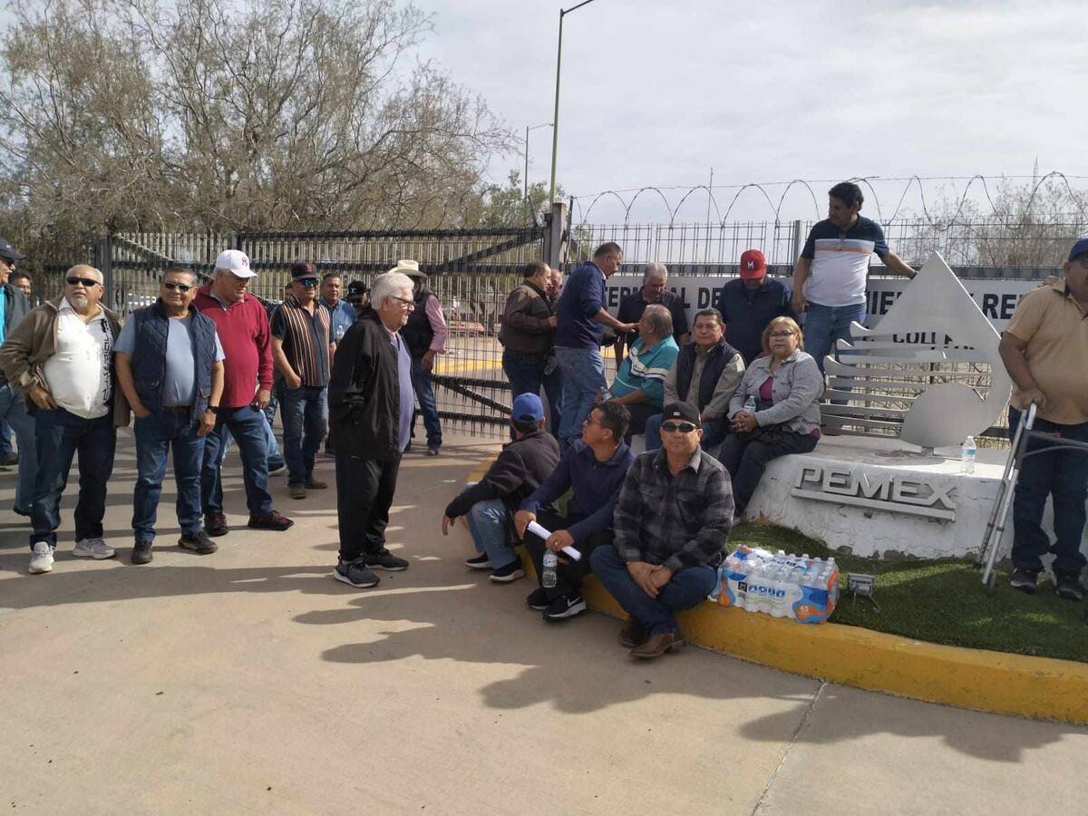 Más de 40 jubilados se manifestaron en el exterior de Petróleos Mexicanos.