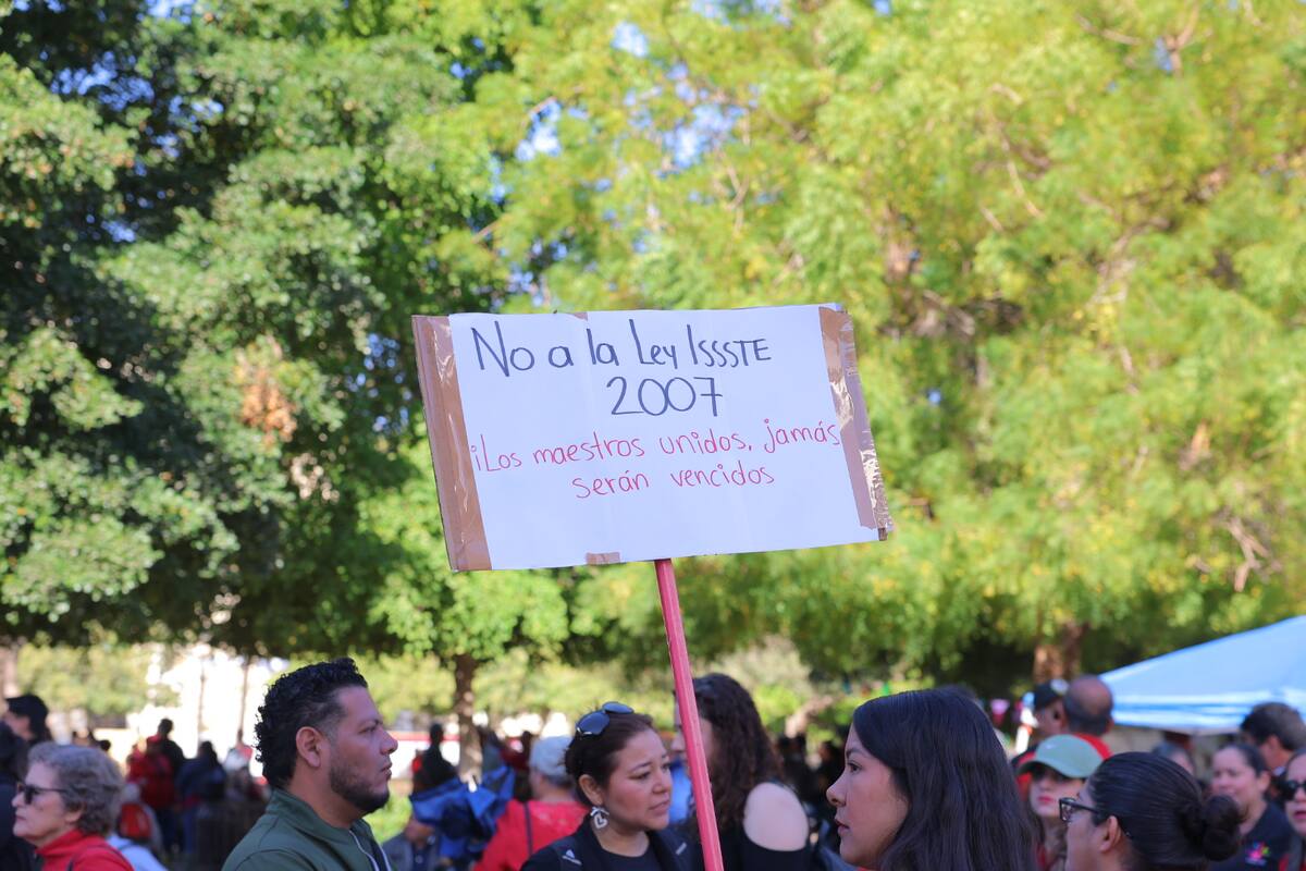 Maestros federales que prestan sus servicios en escuelas de Sonora protestaron ayer frente a Palacio de Gobierno para pedir cambios a la Ley del Issste. FOTOS: JULIO CLARK