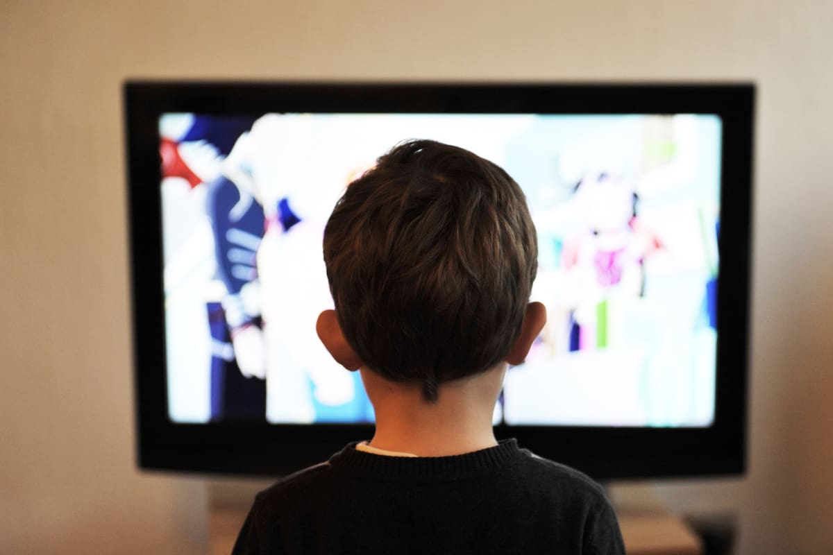 Estudio revela solo 5 minutos de anuncios de comida chatarra tiene efecto en niños