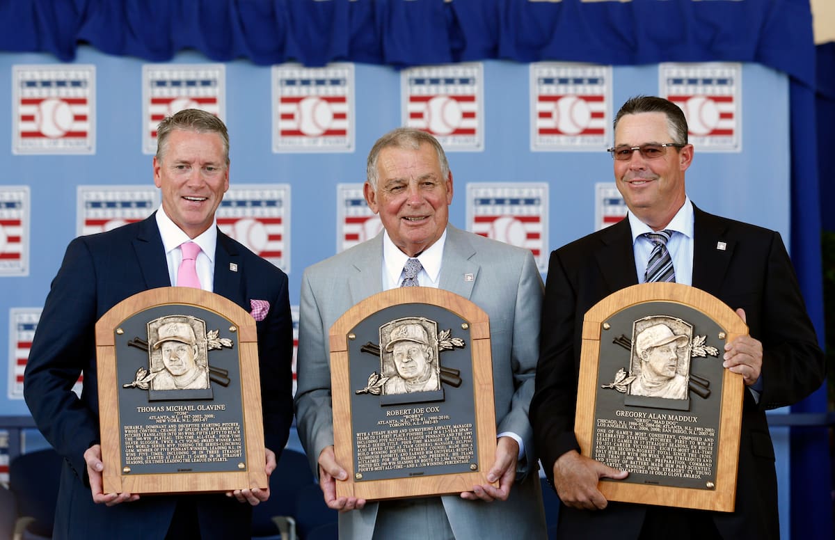 ARCHIVO - En esta foto del 27 de julio de 2014, posan de izquierda a derecha Tom Glavine, Bobby Cox y Greg Maddux, tras la ceremonia de exaltación al Salon de la Fama del Béisbol en Cooperstown, Nueva York (AP Foto/Mike Groll, archivo)
