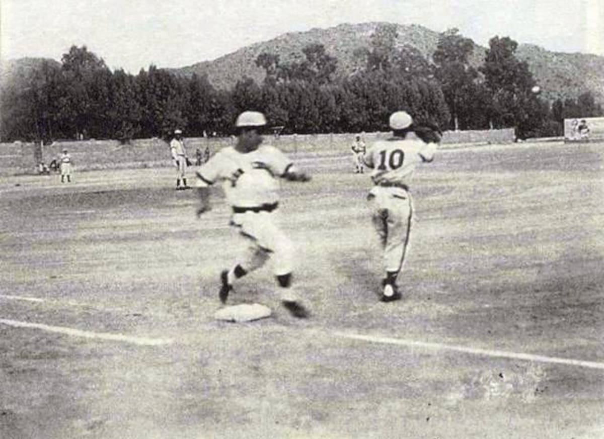Alejandro “Cabezón” Uriarte llegando quieto a primera base, defendida por el manager de Guaymas, Agustín Bejarano que tiene que salir a recibir el tiro. El pitcher es nada menos que el enorme Theoli Smith. Temporada 1945-46.