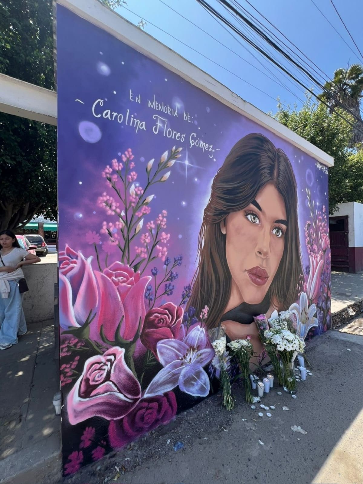 El evento contó con la presencia de su madre, la señora Reyna Gómez, además de amigos y ciudadanos que se acercaron al lugar para dejar flores y veladoras. Foto: Cortesía