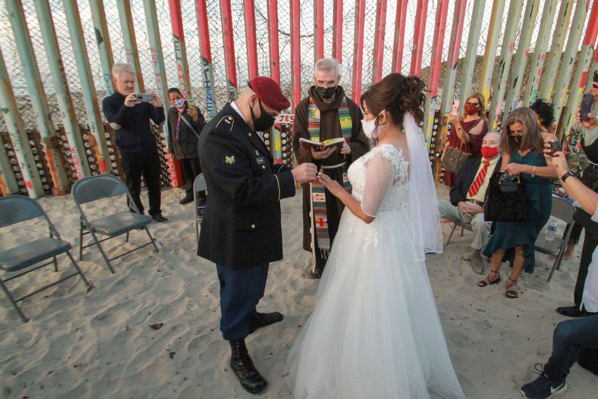 Se casan defensores de migrantes en muro de Playas de Tijuana