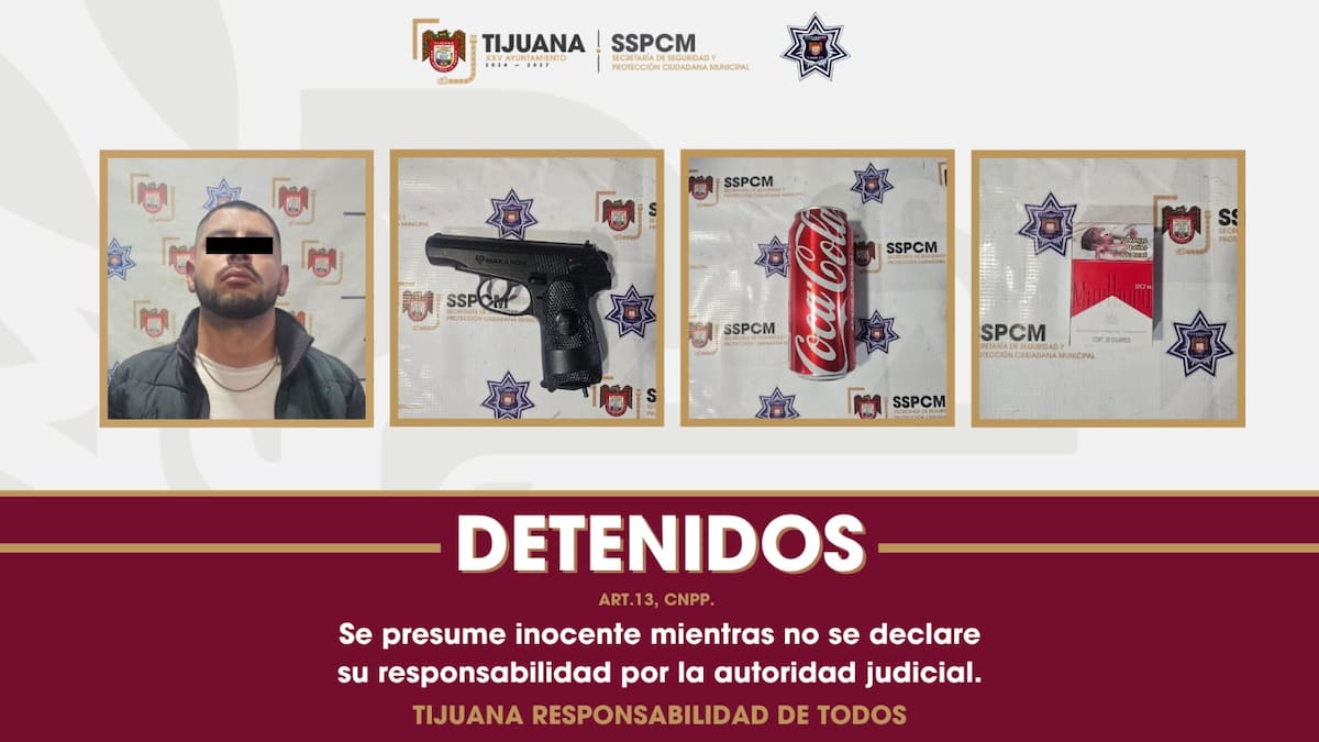 Entró a asaltar un OXXO con un arma que parecía real… pero era de utilería; terminó detenido en Tijuana.
Foto: Cortesía.