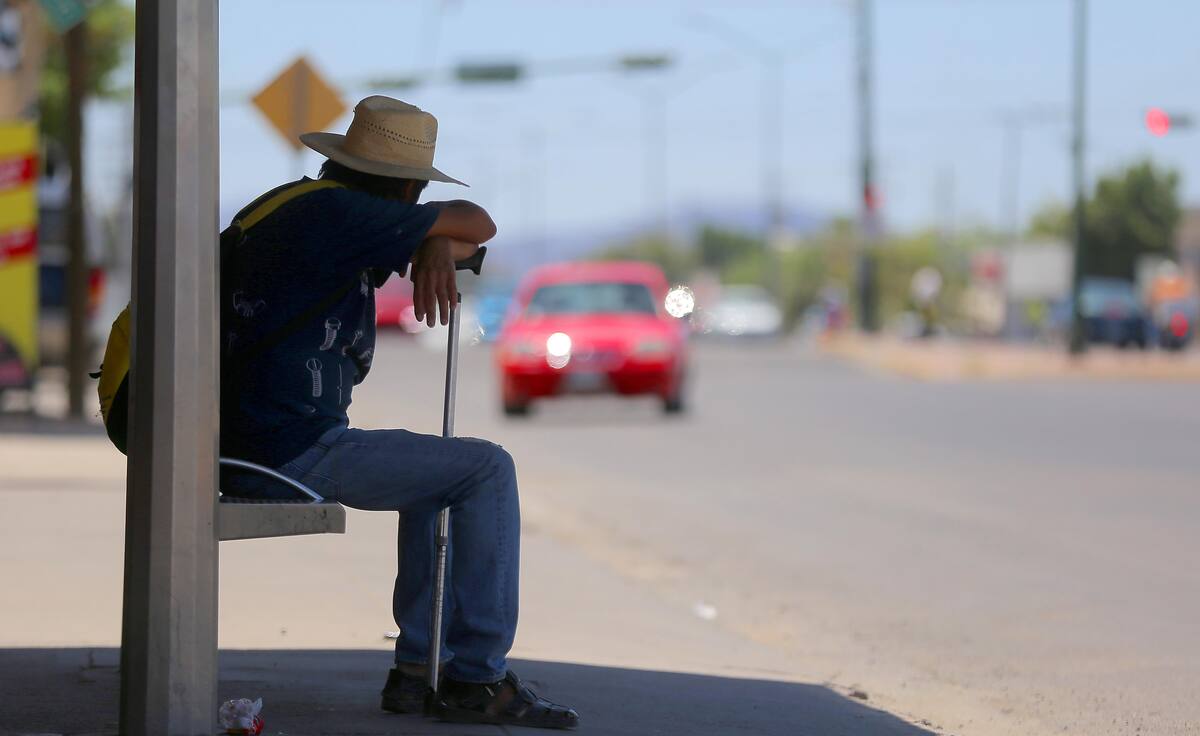 Los domingos escasean los camiones urbanos y la gente se desespera en las paradas de camión; algunos señalan que han llegado a esperar hasta una hora.